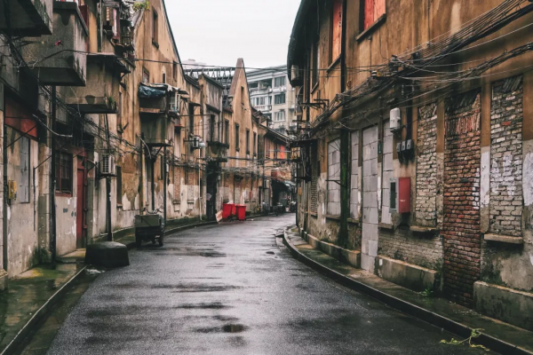 破舊市井裡，卻藏著煙火氣的院子生活