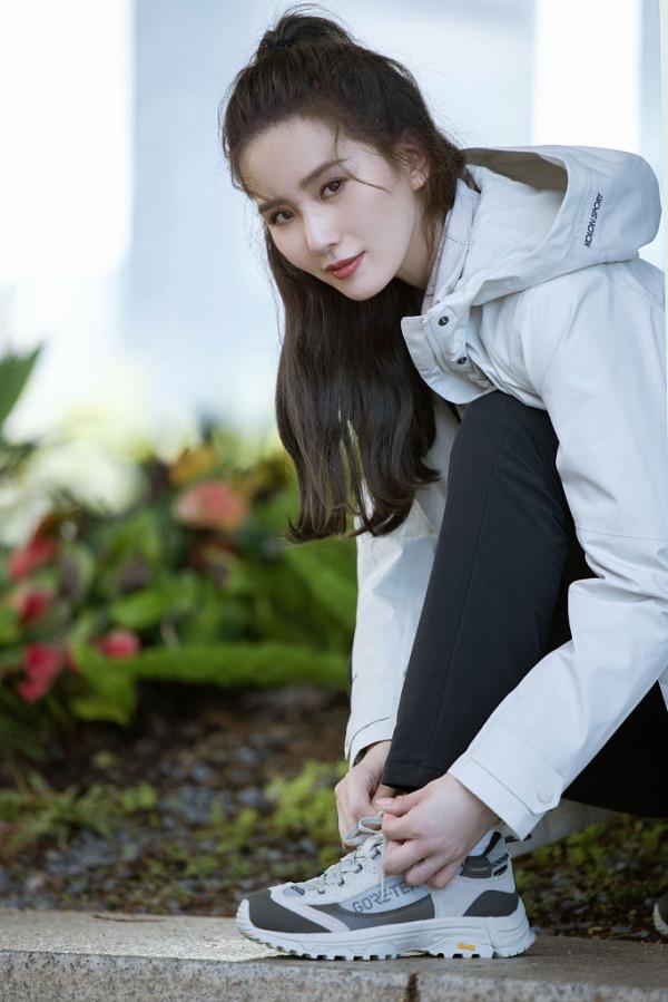 劉詩詩綠野自然大片清新怡人 穿休閒裝半扎馬尾知性溫柔