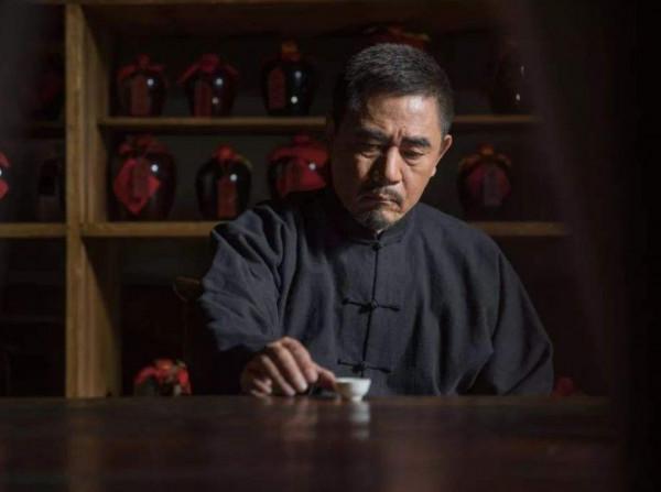 陳寶國康輝坐大巴參加會議！戴花色圍巾顯年輕，眉毛濃密一臉笑容