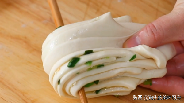 家常蔥油花捲，不用提前發酵，現做現吃，鬆軟又嚼勁，蔥香濃郁