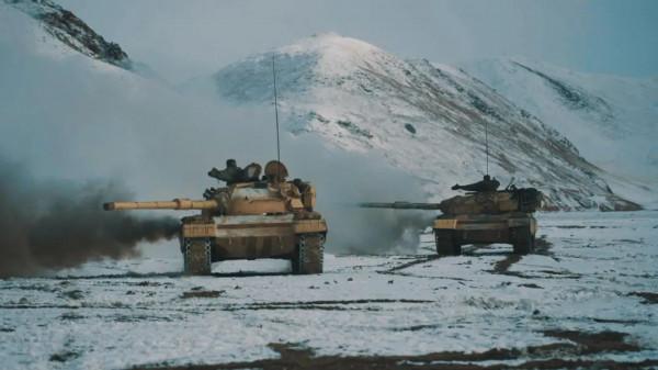 在雪域高原開坦克的女兵，太帥了