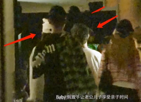 偶遇baby帶兒子過萬聖節,小海綿長相清秀,越來越像黃曉明 偶遇baby帶兒子過萬聖節,小海綿長相清秀,越來越像黃曉明