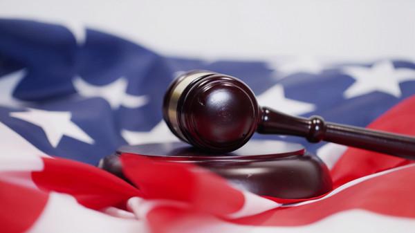 99年美國囚犯被判終身監禁，蠢到親手改判自己死刑，坐上電椅受刑