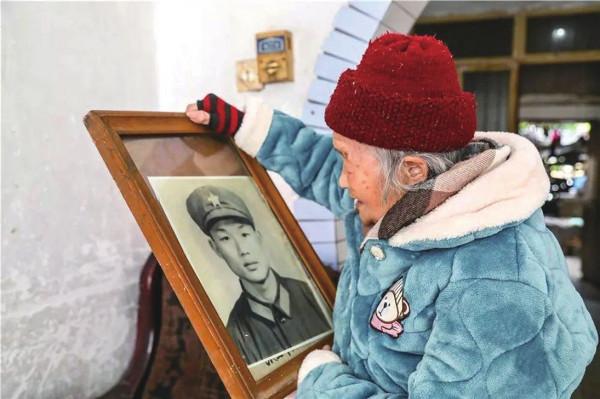 未婚夫戰死，她帶&OpenCurlyDoubleQuote;婆婆&rdquo;改嫁，66歲祭拜愛人：替你盡孝我做到了