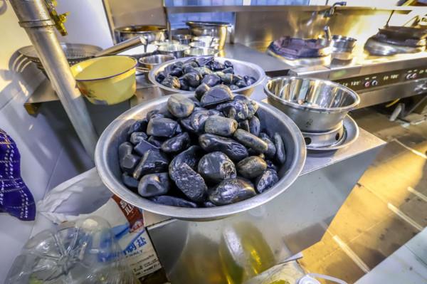 陝西秦嶺深處的千年古鎮，特色美食石頭魚，家家味兒不同