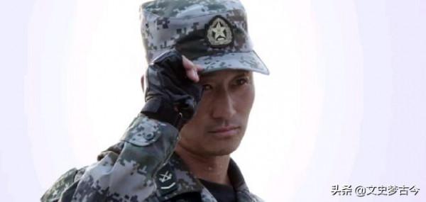 戰狼:龍小云25歲已是正團級中校?吳京沒把軍銜搞明白,鬧了烏龍 戰狼:龍小云25歲已是正團級中校?吳京沒把軍銜搞明白,鬧了烏龍