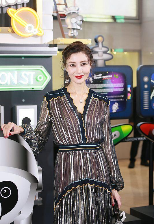 “港姐鼻祖”李嘉欣,年過半百也有靈氣,“水光肌”太搶鏡 “港姐鼻祖”李嘉欣,年過半百也有靈氣,“水光肌”太搶鏡