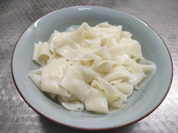 餃子皮大變身，切一切拉一拉，做成油潑面，爽滑入味真好吃