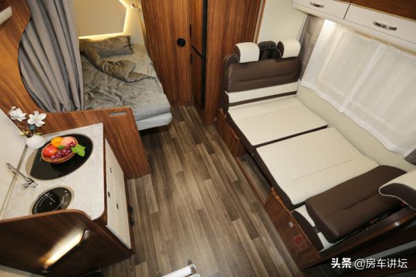 單拓展的房車見多了,橫床變豎床,這種佈局的你見過嗎? 單拓展的房車見多了,橫床變豎床,這種佈局的你見過嗎?