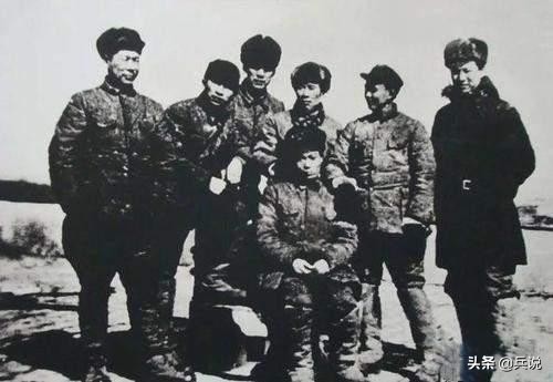 開國大典，戰機飛行高度難倒開國中將，一頓烤鴨解決難題