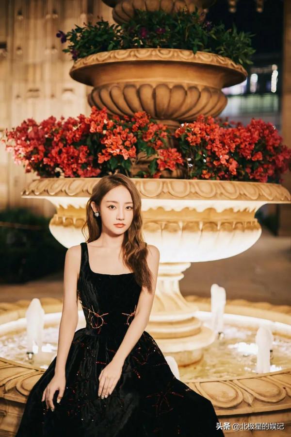 吳佳怡一身金邊腰線黑裙勾勒姣好腰線，氣質優雅