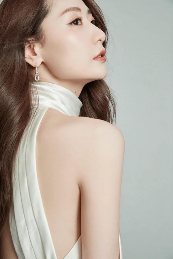 白冰純白花嫁細節禮服,藝術感十足 白冰純白花嫁細節禮服,藝術感十足