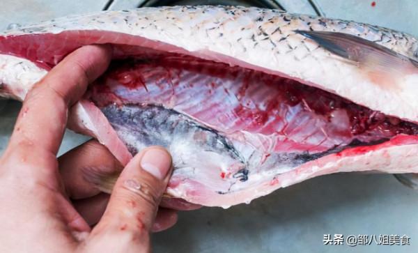 給魚去腥，別隻會用料酒！去除魚身上4個地方，咋做魚都香噴噴​