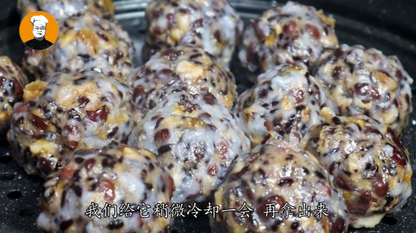 1碗紅豆1碗黑米,簡單蒸一蒸,做出香甜軟糯不沾牙的東北粘豆包 1碗紅豆1碗黑米,簡單蒸一蒸,做出香甜軟糯不沾牙的東北粘豆包