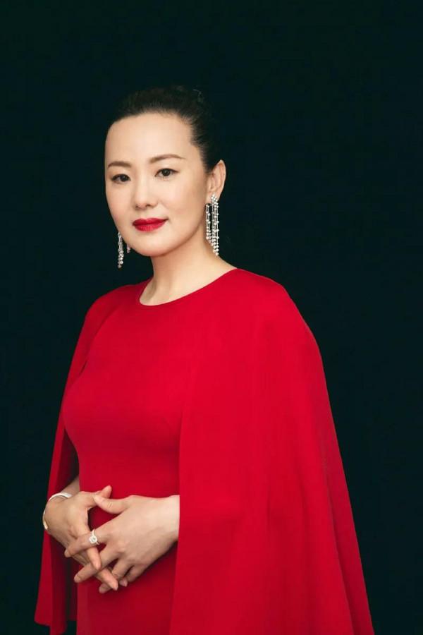 董卿詠梅世紀同框圖集：一個驚豔了時光，一個溫柔了歲月