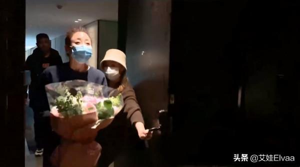 殷桃片場酒店慶生！穿衛衣配運動褲打扮土味，扎少女頭開心成迷妹