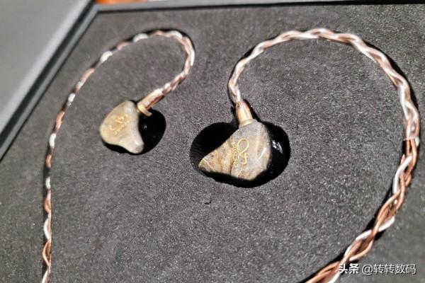 當鍍晶生物振膜雙動圈遇見四動鐵，山靈ME800六單元圈鐵小試