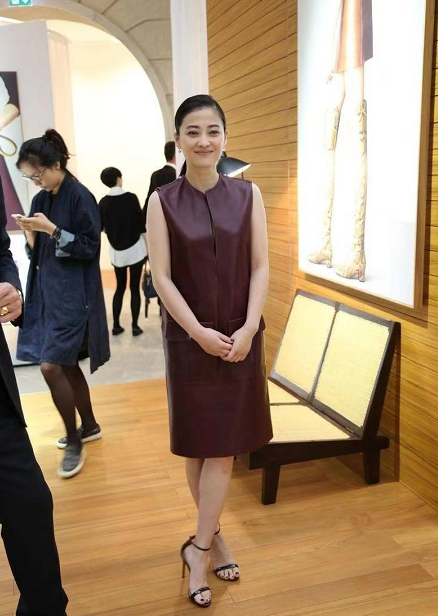 梅婷寶刀不老,難駕馭的直筒皮裙都能穿出貴婦感,中間開縫很個性 梅婷寶刀不老,難駕馭的直筒皮裙都能穿出貴婦感,中間開縫很個性