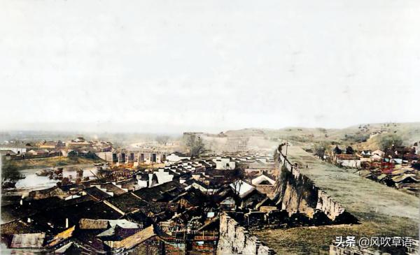 1911年的南京古城，鼓樓前有兵丁把守，江南貢院破爛不堪