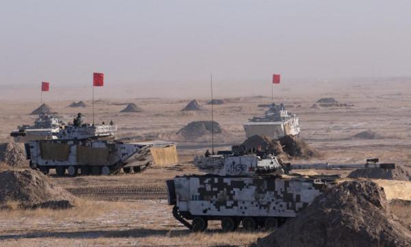 搶灘火力孰強？105MM火炮對12.7MM機槍，中美兩棲戰車火力對比