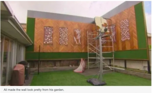 男子被新冠逼瘋，在自家院子豎起近6米圍牆，自誇為“長城”，鄰居怒了