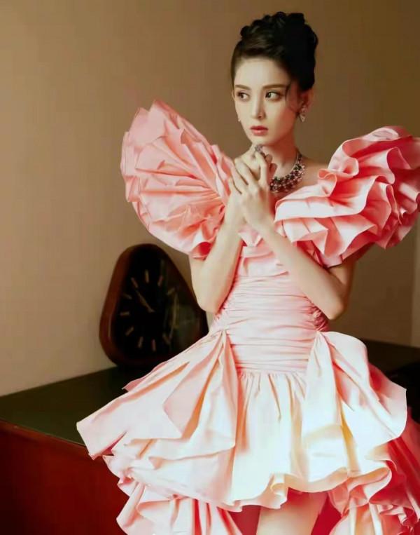 ELLE風尚大典:劉詩詩優雅,楊冪美豔,唐嫣時尚,仙劍三姐妹鬥豔 ELLE風尚大典:劉詩詩優雅,楊冪美豔,唐嫣時尚,仙劍三姐妹鬥豔