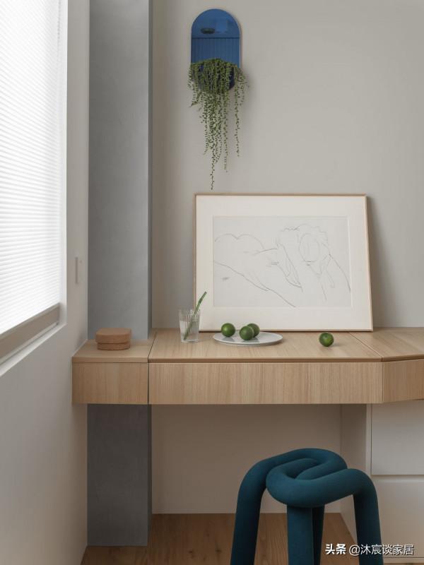 客廳不裝電視機也就算了，她家竟然放了一張“床”，空間自由隨性