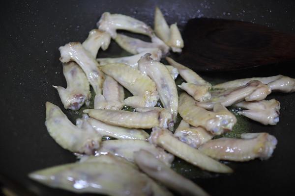 追劇零食，滑嫩解饞的辣椒炒雞翅尖，只要幾滴油營養美味不油膩