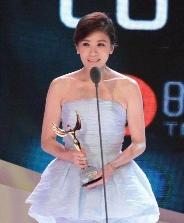 賈靜雯雖然臉上沒肉,但身上卻挺飽滿的,一身克萊因藍有氣質 賈靜雯雖然臉上沒肉,但身上卻挺飽滿的,一身克萊因藍有氣質