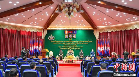 柬王家軍總司令翁比塞為中國援柬軍事院校專家組授勳