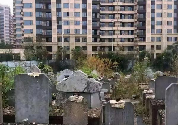 “十所大學九個墳”，別害怕，有些大學校園裡，還有出土文物呢