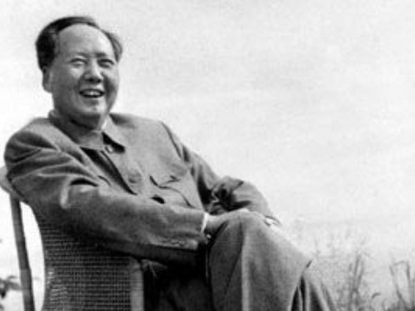 1958年一位司令員闖入中南海遭阻攔，毛主席不怒反笑：你個土佬呦