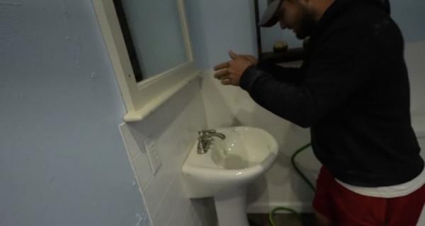 外國博主造了座房子之後灌滿水，就為體驗金魚在魚缸裡的生活