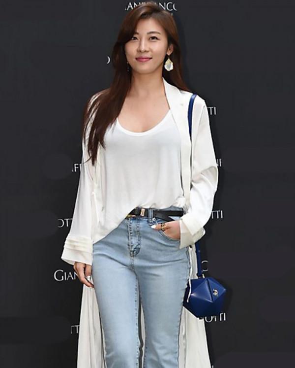 43歲河智苑穿抹胸裙出席活動，御姐範十足，粉絲大呼爺青回