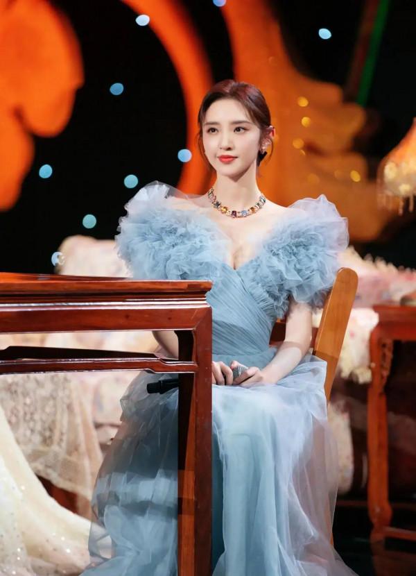 唐藝昕身穿一襲泡芙裙盡顯嫵媚動人