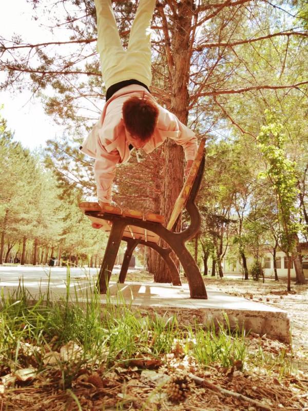 用手倒立走路，古代叫拿大頂，14天就學會