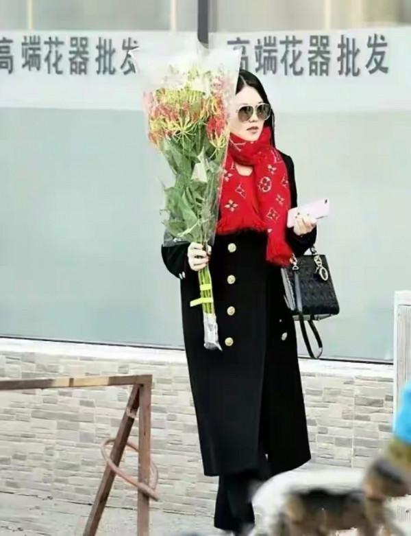 李湘獨自走機場,穿嫩粉色羽絨服體態圓潤,手戴大鑽石頗顯土豪氣 李湘獨自走機場,穿嫩粉色羽絨服體態圓潤,手戴大鑽石頗顯土豪氣