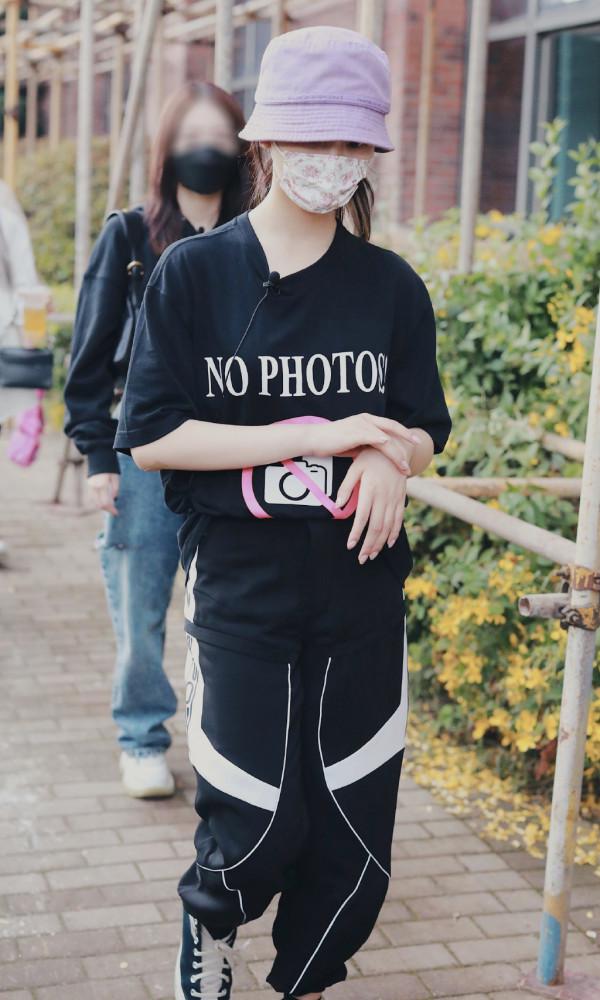 楊超越太個性了,前面牛仔褲後面休閒褲,搭配白色T恤帥氣搶鏡 楊超越太個性了,前面牛仔褲後面休閒褲,搭配白色T恤帥氣搶鏡