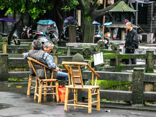 四川人太太太淡定！在“古墓”旁喝茶聊天，2元一杯茶喝得真巴適