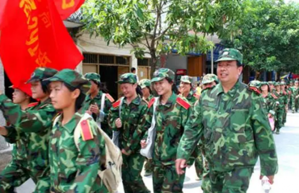 2015年，中學校長莫振高離世，當地花圈售罄，數千人沿街痛哭相送