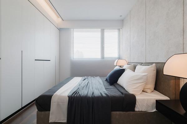 陽光明媚，灰白相間的公寓