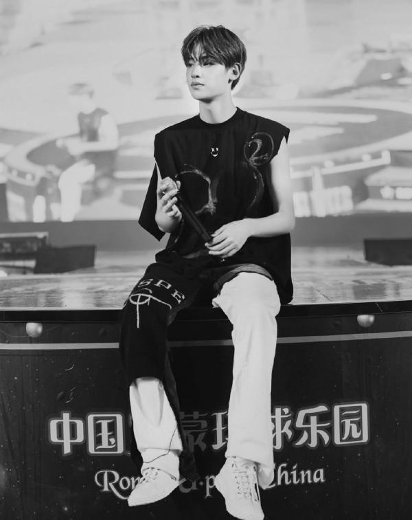 穿長裙、塗指甲油的boy黃明昊，男生還能這麼搭