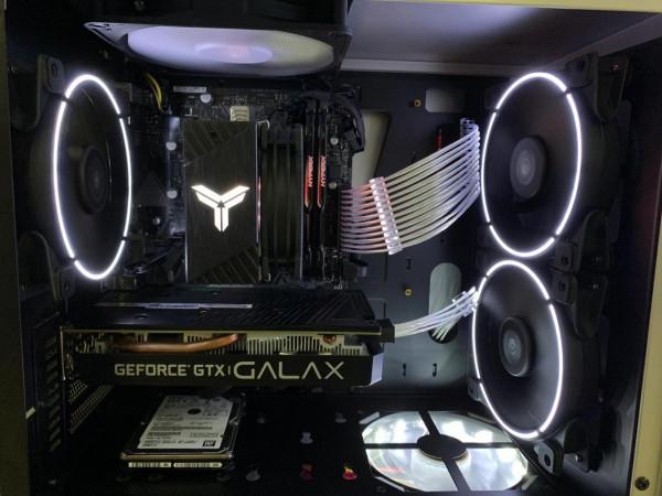 自己組裝的一臺電腦 看著還可以