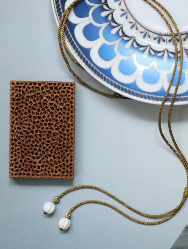 來欣賞印度老山檀香鏤空吊牌平安牌一枚