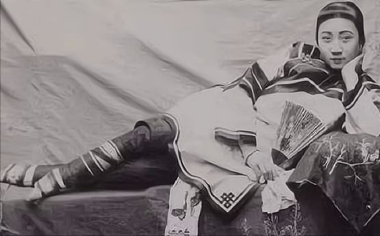 晚清時期,一位19歲的“王爺女兒”被賣到歐洲,關在囚籠中展覽 晚清時期,一位19歲的“王爺女兒”被賣到歐洲,關在囚籠中展覽