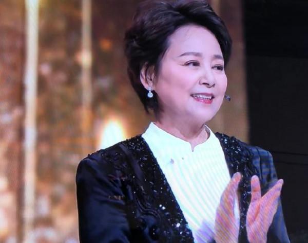 憑《廬山戀》走紅，巔峰時“棄夫”出國，張瑜近況如何？