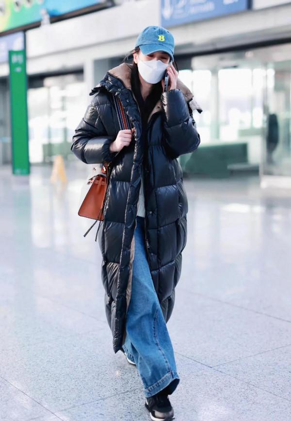 黃聖依私服秀，身穿長款羽絨服配寬鬆牛仔褲，時尚感滿滿