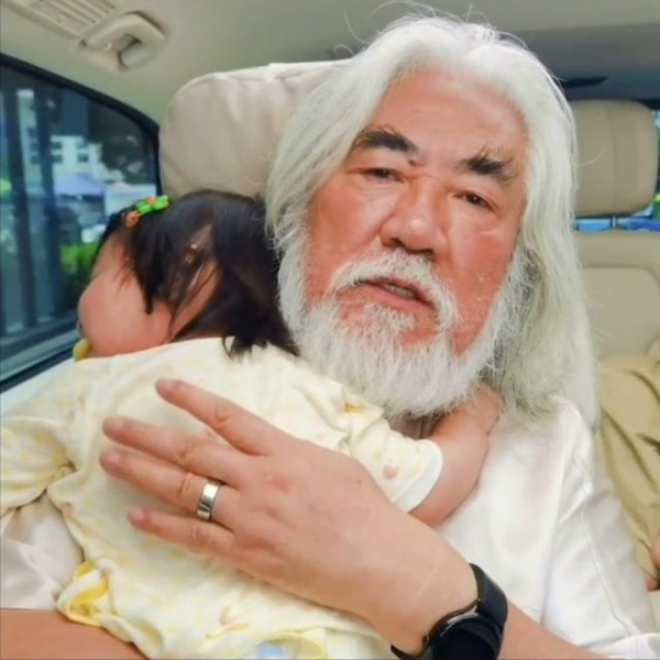 70歲張紀中再攜嬌妻直播！戀情、帶貨惹爭議背後，兩人依舊相愛