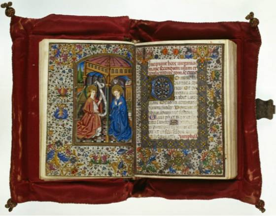 這些歐洲古董級別的書本,封面工藝堪稱一絕,鑲滿了名貴的寶石 這些歐洲古董級別的書本,封面工藝堪稱一絕,鑲滿了名貴的寶石