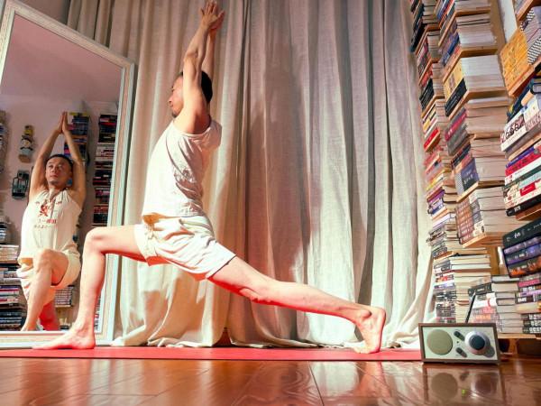 伸展蜥蜴尾弓步式Uttana Pristhasana